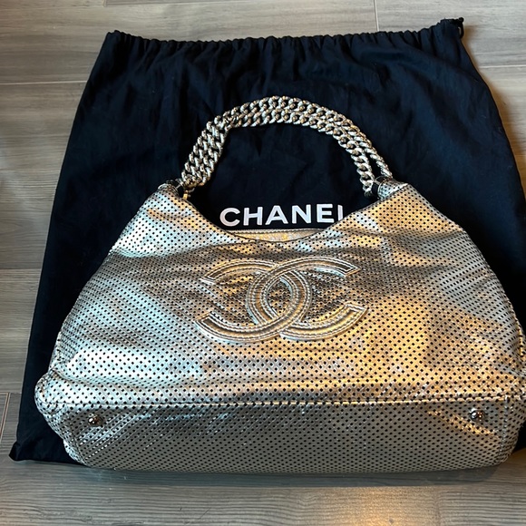 Chanel silver leather bag with luxurious metal handles, rare limited edition. - Picture 1 of 16